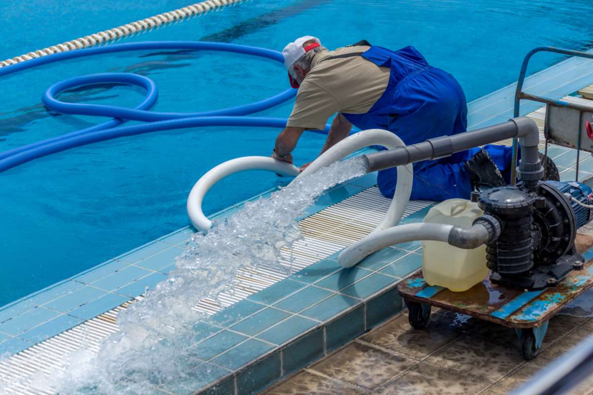 Cleaning the sports pool with a cleaning water pump