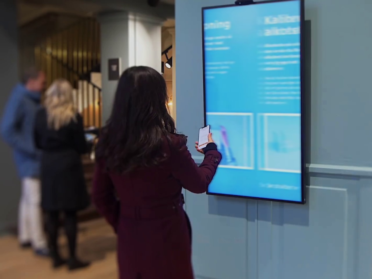 Increasing the stopping power of interactive signage