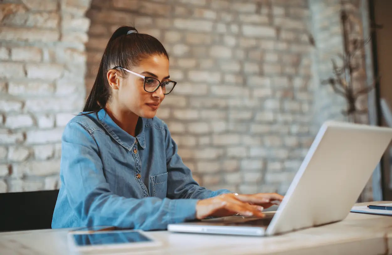 Woman_laptop